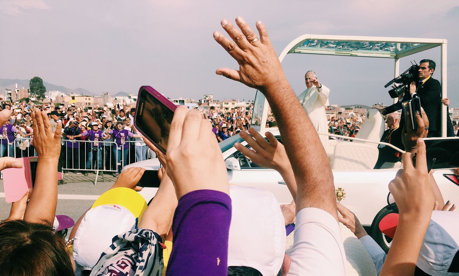 Hannah Peterson (Tacna, Peru 2016-18) attends Pope Francis visit.